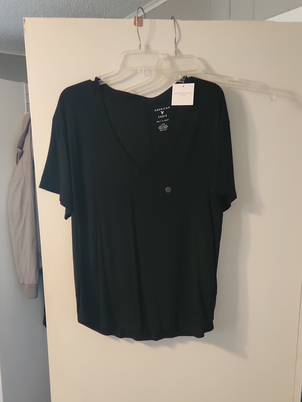 American Eagle Outfitters Black V-Neck Short Sleeve Tee